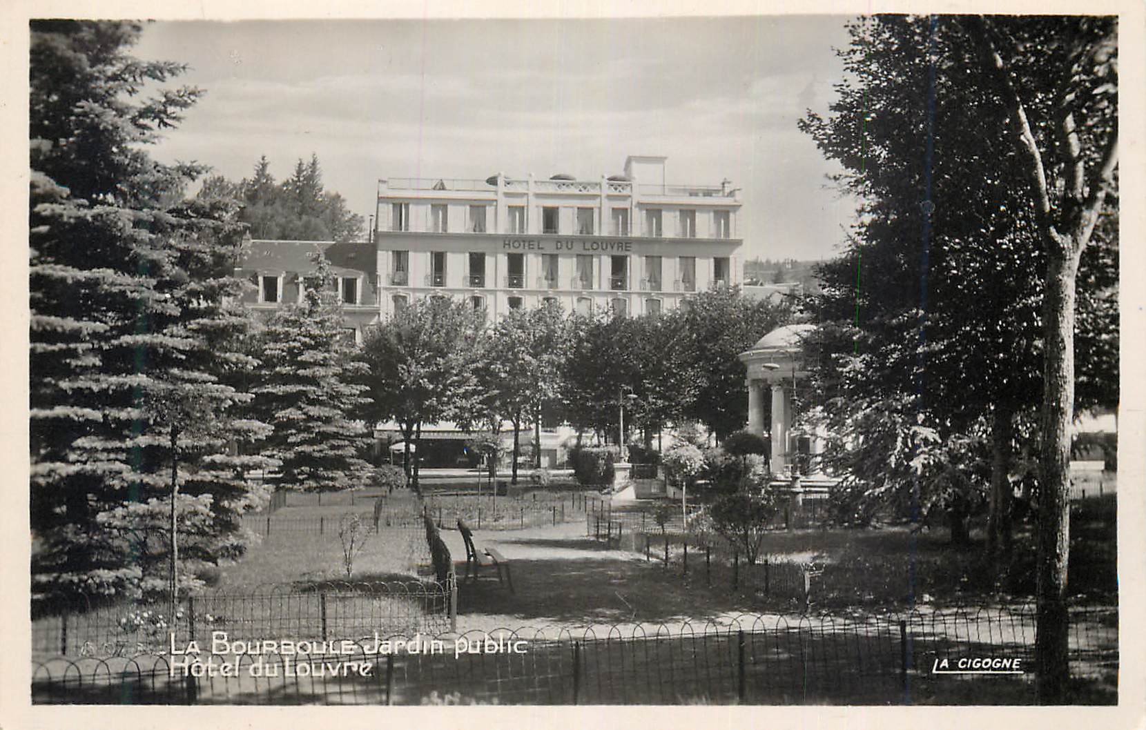 CPM La Bourboule (P de D) Jardin Public Hotel du Louvre 