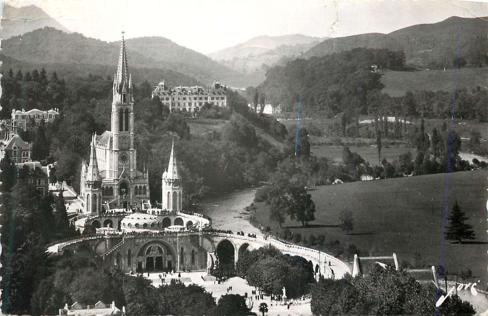 CPM Lourdes (H P) La Basilique et le gave de Pau Grand diplome d'Honneur ExpositionToute la France