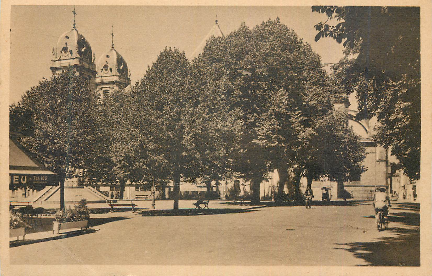 Place de la mairie — église avec deux dômes — éditeur TOL 166