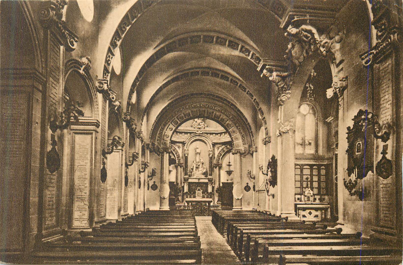 Intérieur de l'église — vue de la nef et de l'autel — éditeur non visible