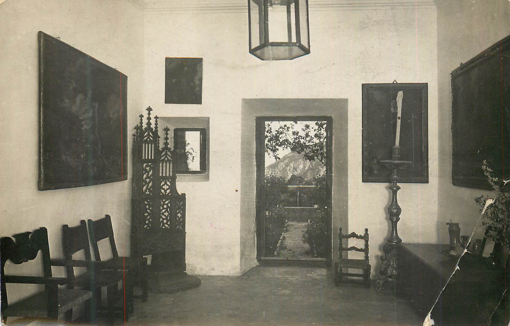 Intérieur d'une maison — décor intérieur avec portes et tableaux — sans éditeur ni numéro visible