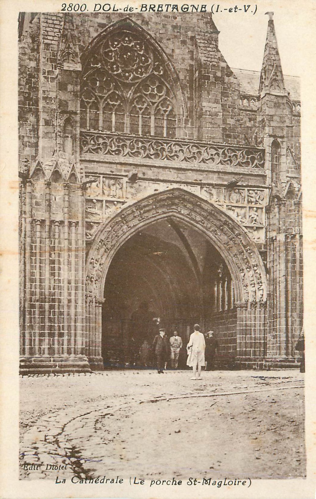 CPA Dol de Bretagne (I et V) La Cathedrale (Le porche St Magloire)