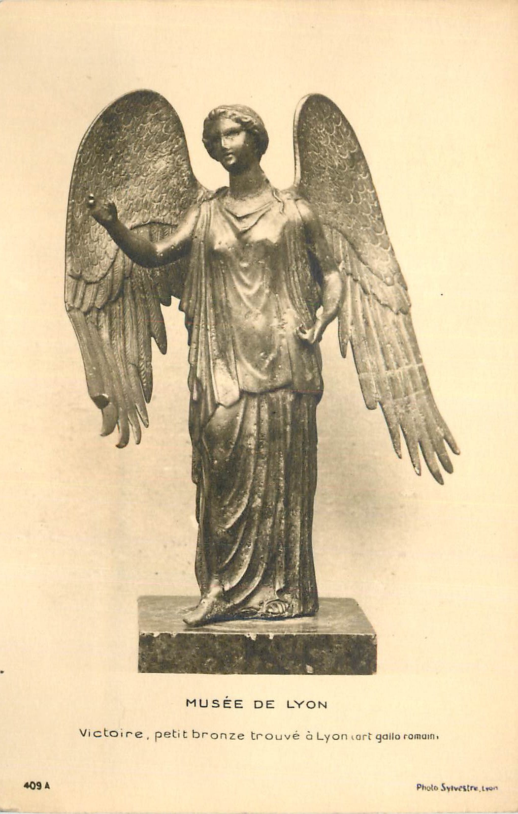 CPA Musee de Lyon Victoire petit bronze trouve a Lyon
