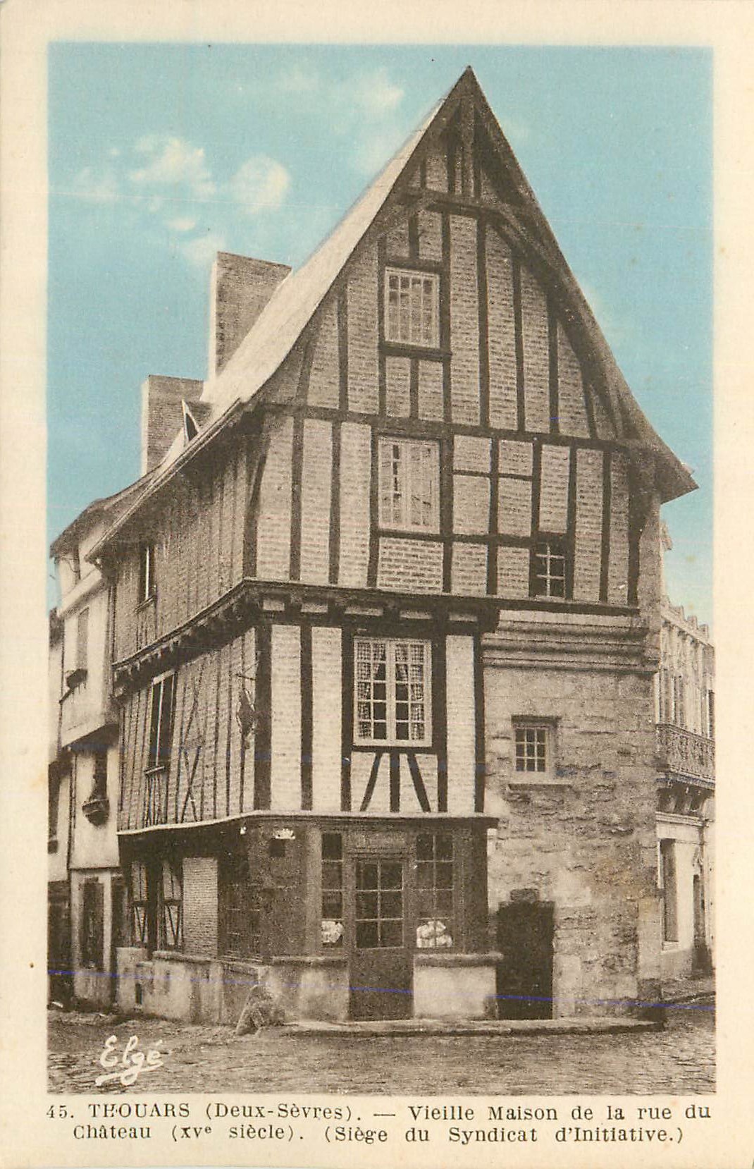 CPA Thouars (Deux Sevres) Vieille Maison de la rue du Chateau (XVe Siecle) (Siege du Syndicat d'Initiative)