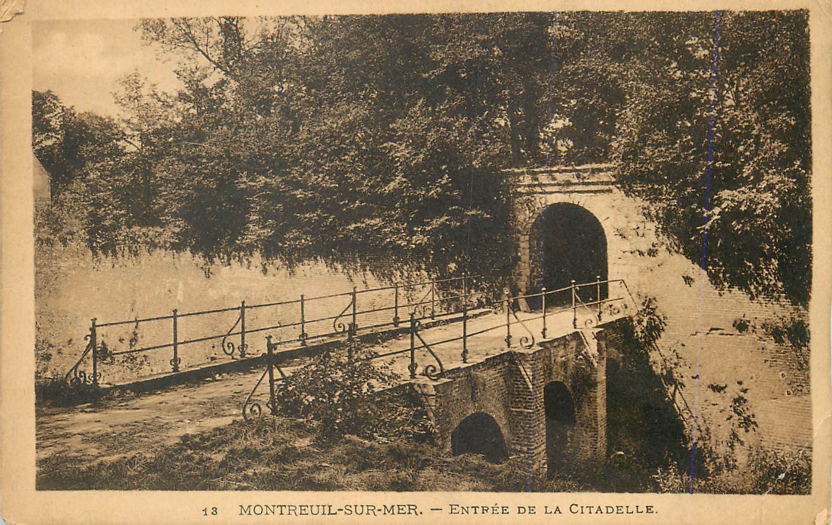 CPA Montreuil sur Mer Entree de la Citadelle