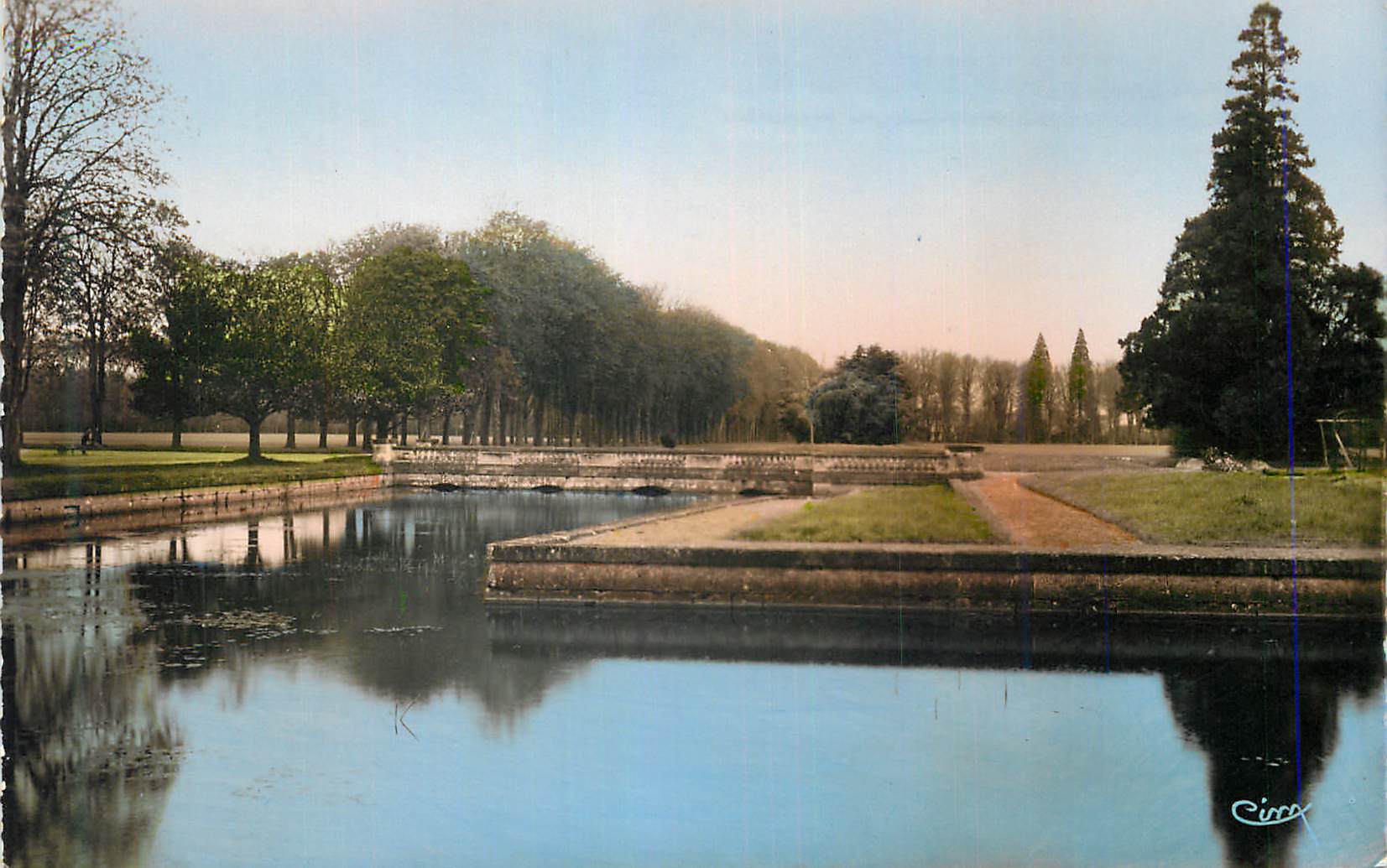 CPM Richelieu (I et L) Le Parc Vue du miroir d'eau entournat l'ancien emplacementdu Chateau de Richelieu