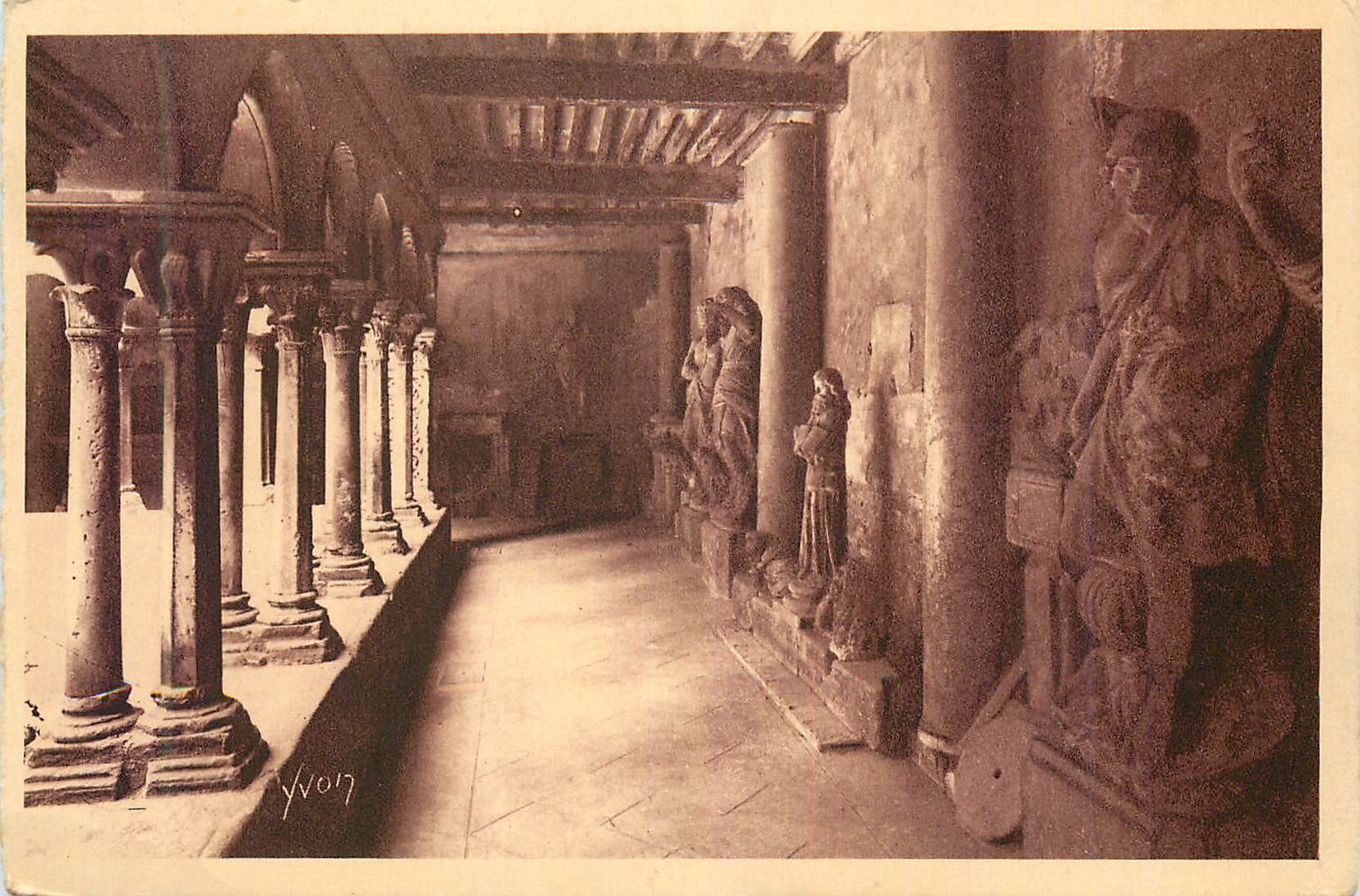 CPA Aix en Provence (B du R) Cathedrale Saint Sauveur Interieur du Cloitre Une Galerie