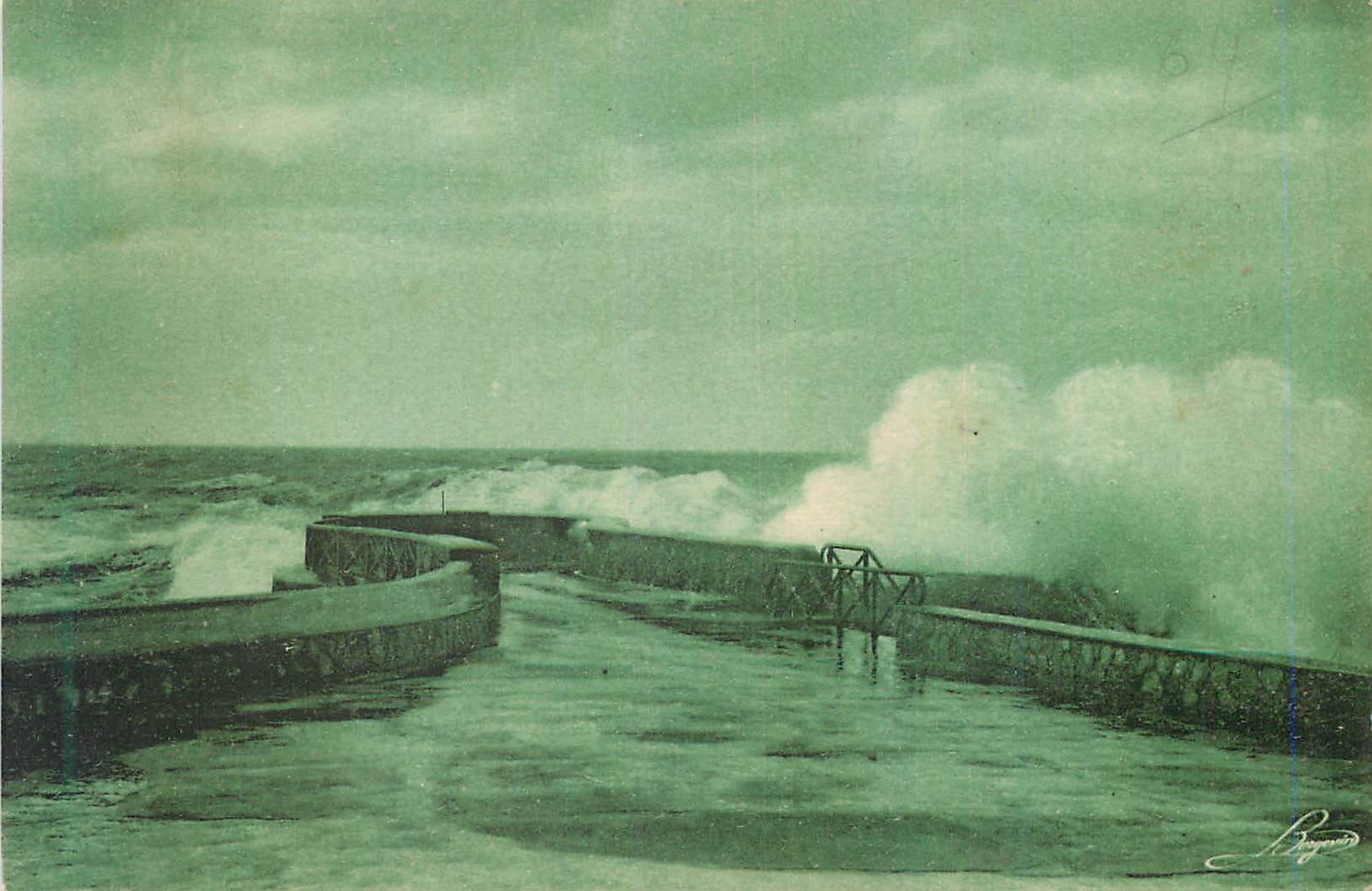 Vague contre le mur de la jetée — Bagnères — éditeur non visible