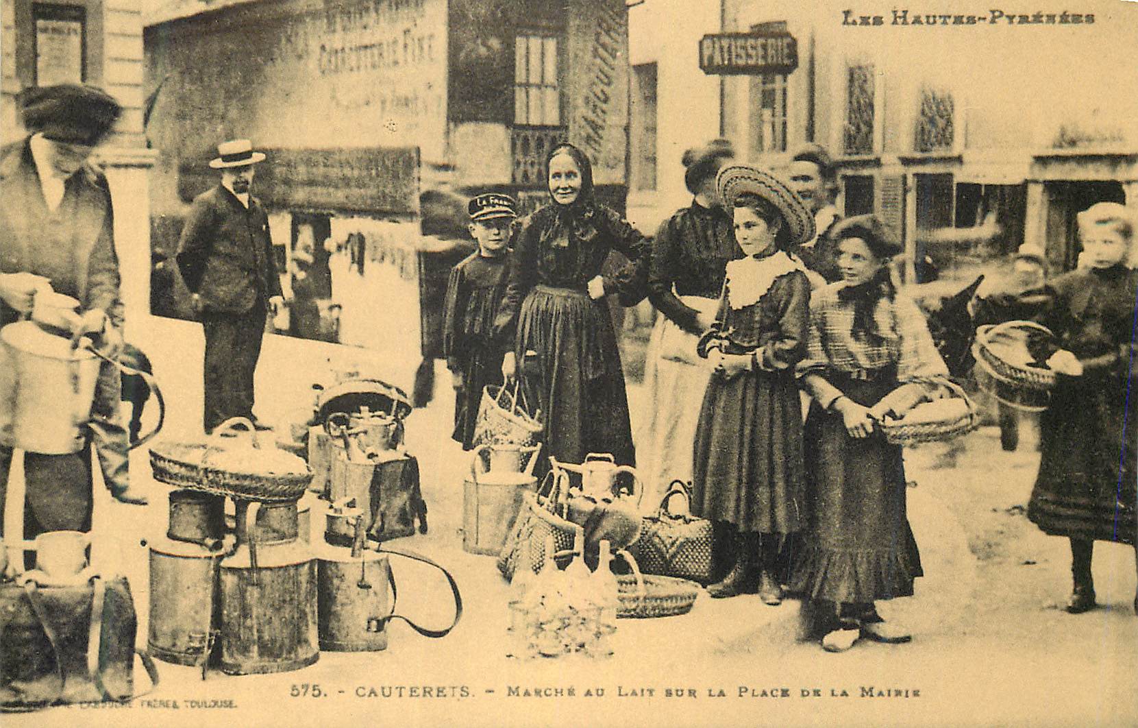 Cauterets — Marché au lait sur la place de la mairie — Les Hautes-Pyrénées