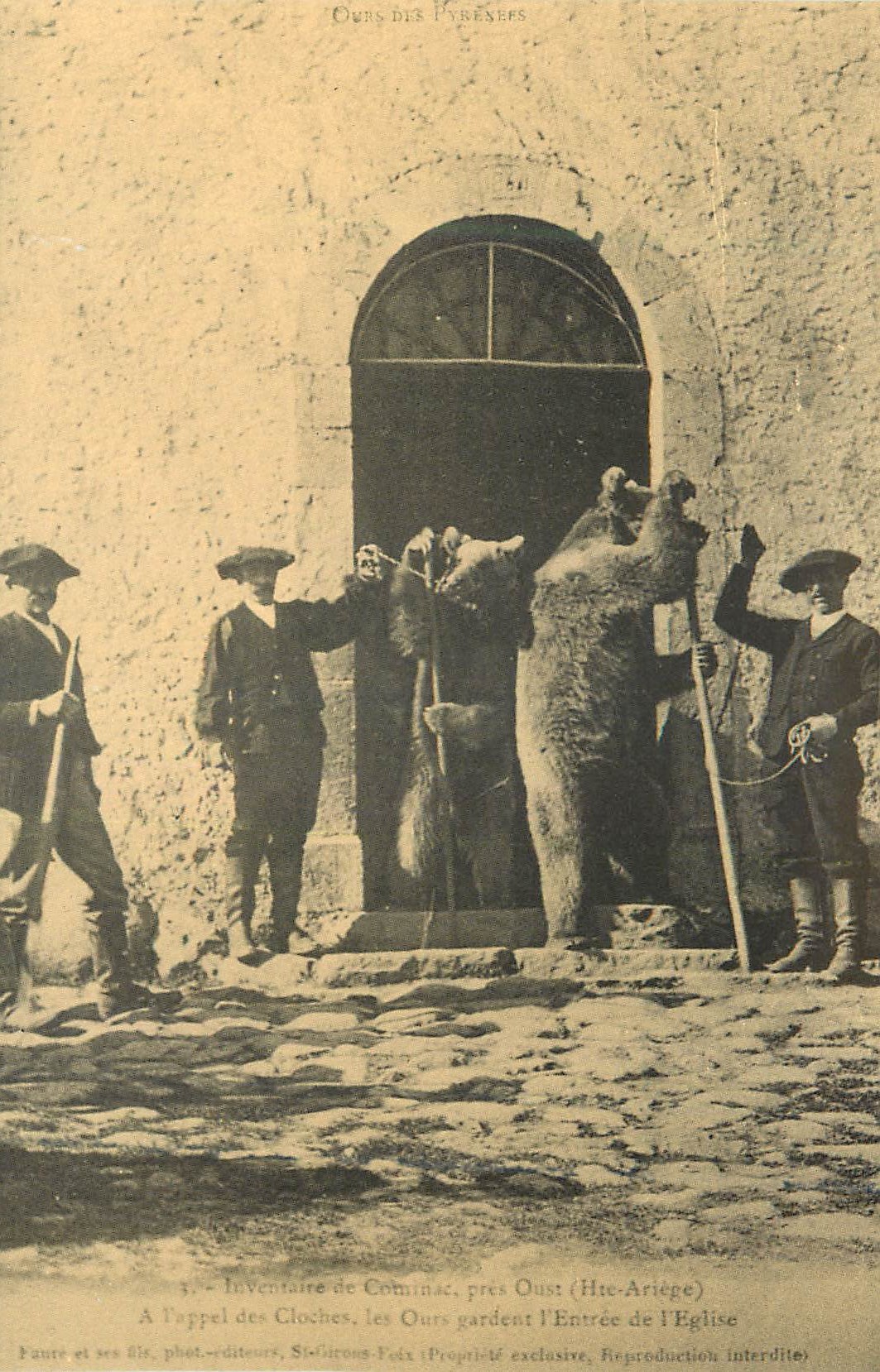 REPRO Inventaire de Corniac pres Ouest (Hte Ariege) A l'appel des cloches les ours gardent l'entree de l'eglise