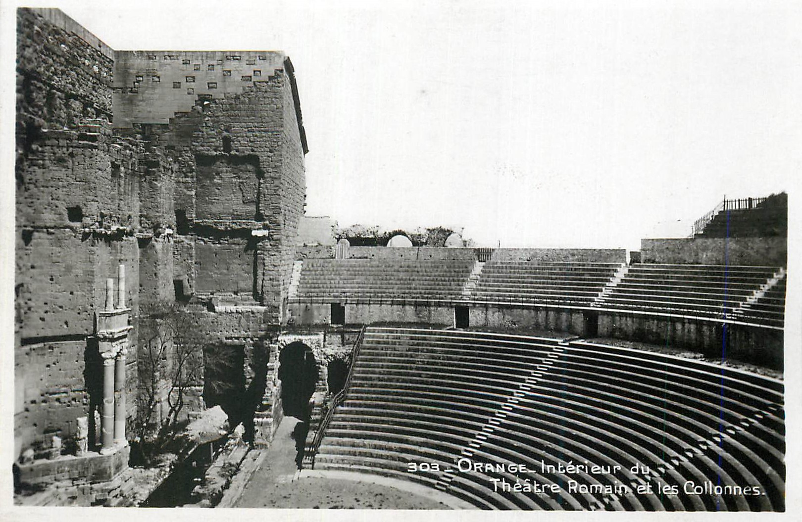 CPM Orange Interieure du Theatre Romain et les Collonnes