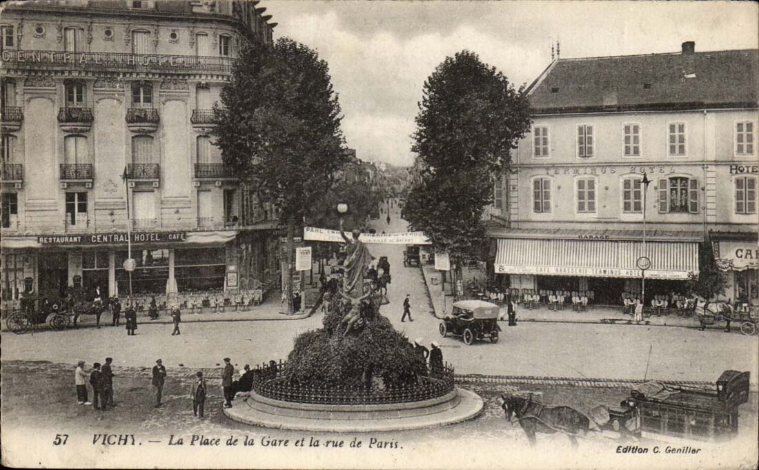 Vichy CPA La place de la Gare et la rue de Paris