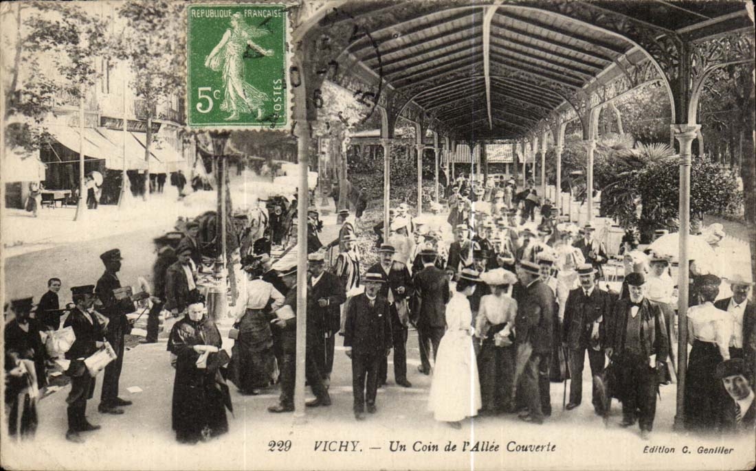 Vichy CPA Un coin de l'allee couverte