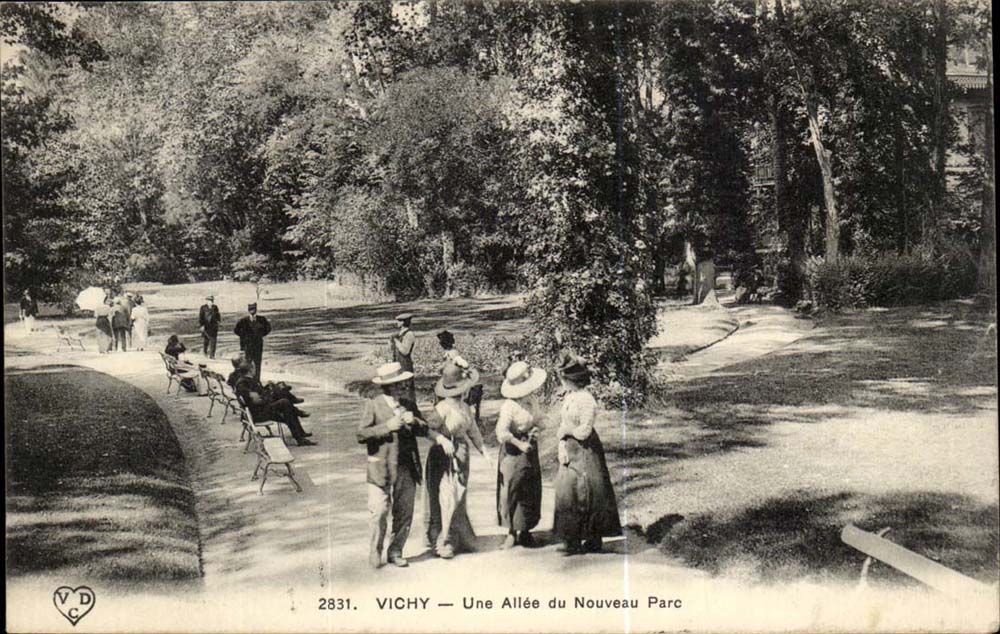 Vichy CPA Une allee du nouveau parc