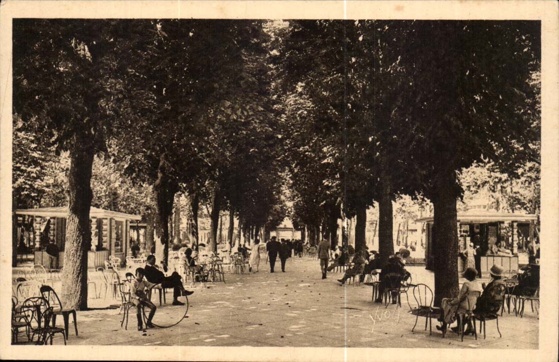 Vichy CPA L'allee centrale du parc des sources