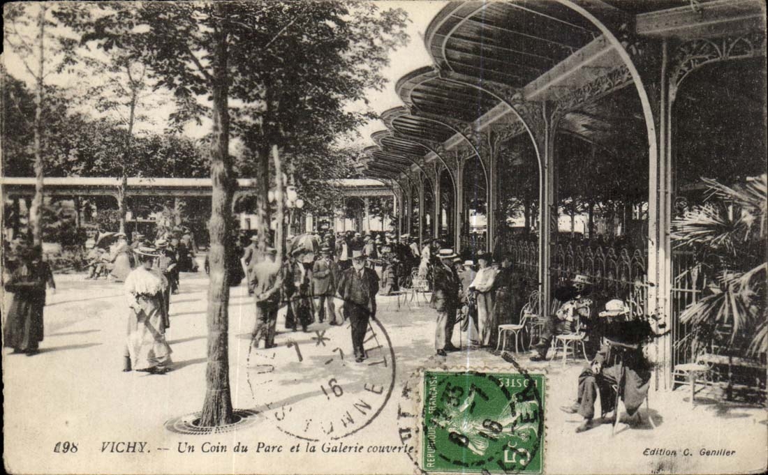 Vichy CPA Un coin du parc et la galerie marchande