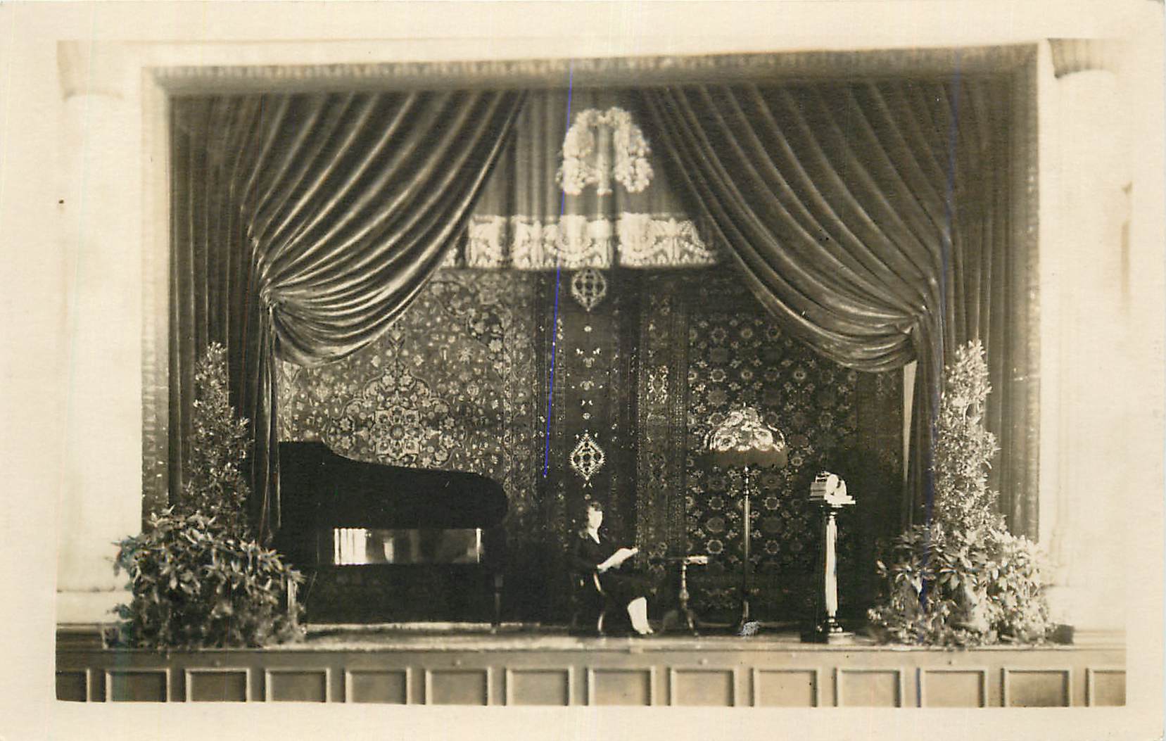 Salle de concert — scène avec piano et décor — éditeur inconnu