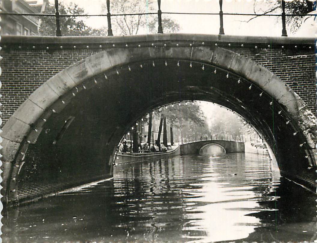 Pont sur un canal à Amsterdam — vue en perspective — éditeur inconnu