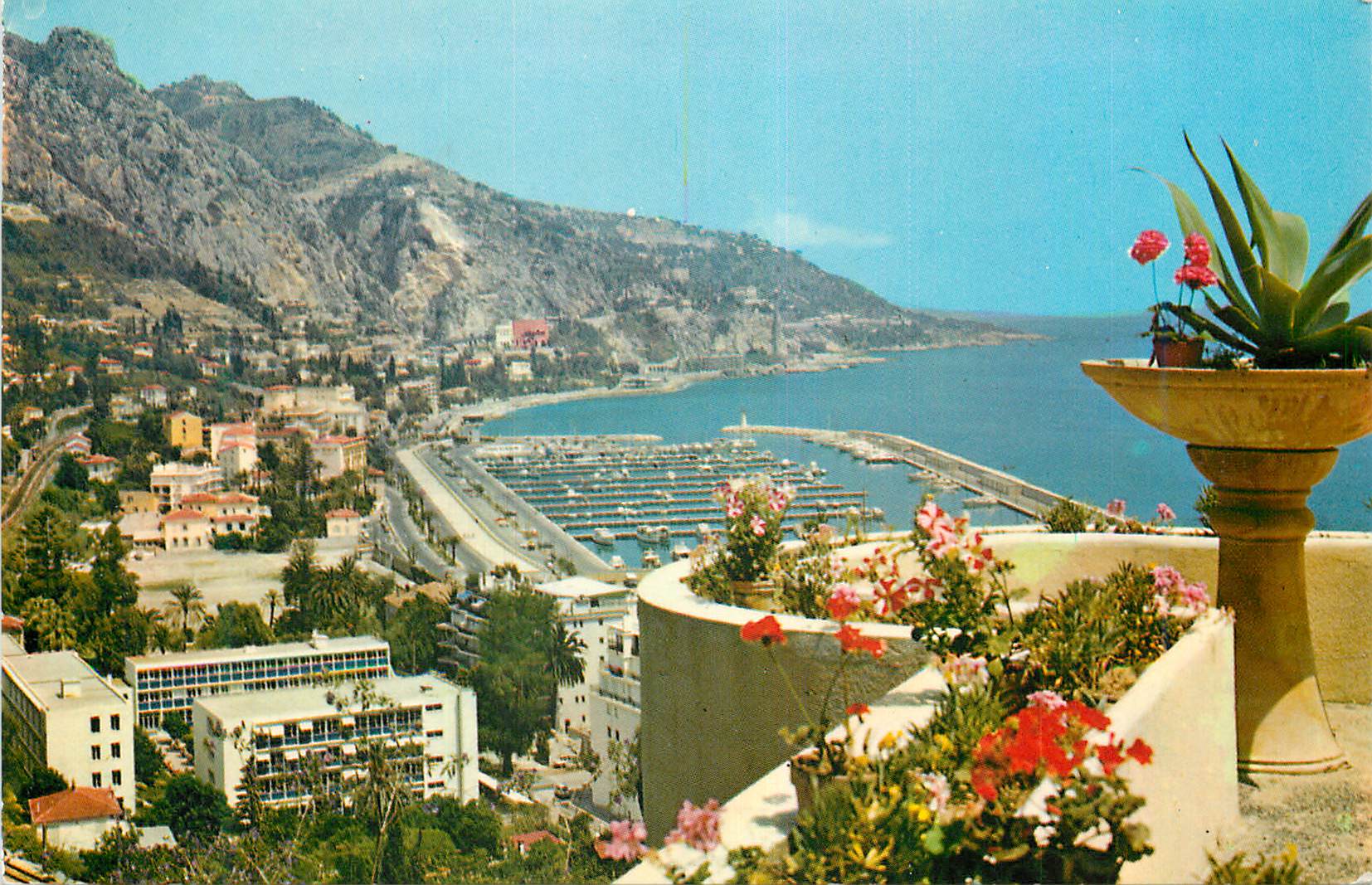 CPM Menton A M Les Sites Merveilleux de la Cote d'Azur Le Port de Garavan