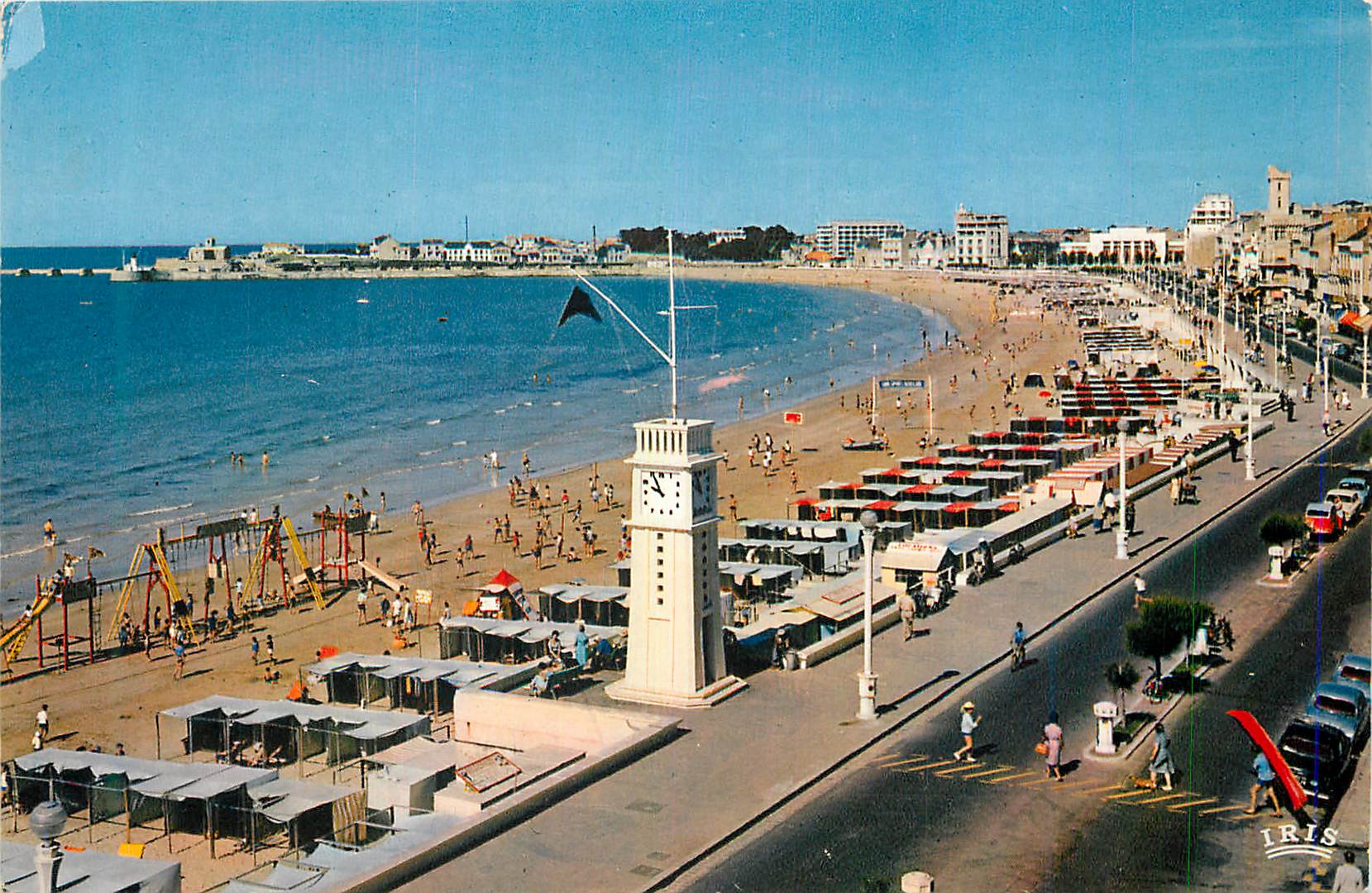 CPM Les Sables d'Olonne Le Remblai et la Plage