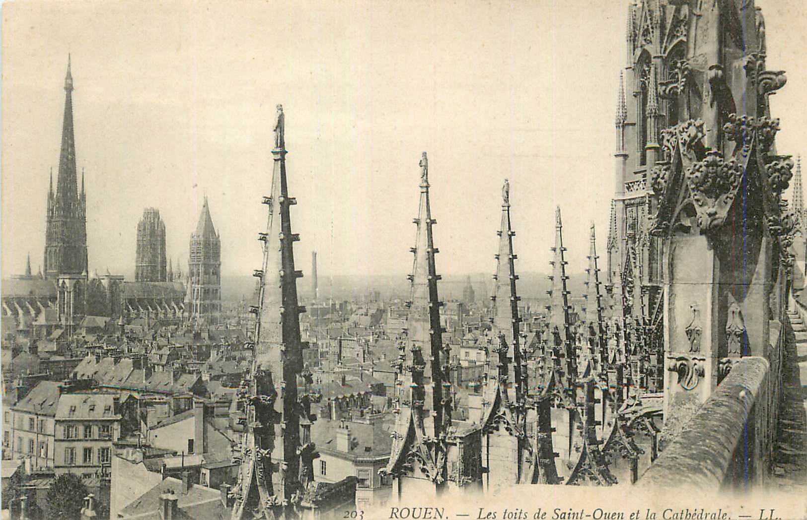 CPA Rouen Les Toits de Saint Ouen et la Cathedrale