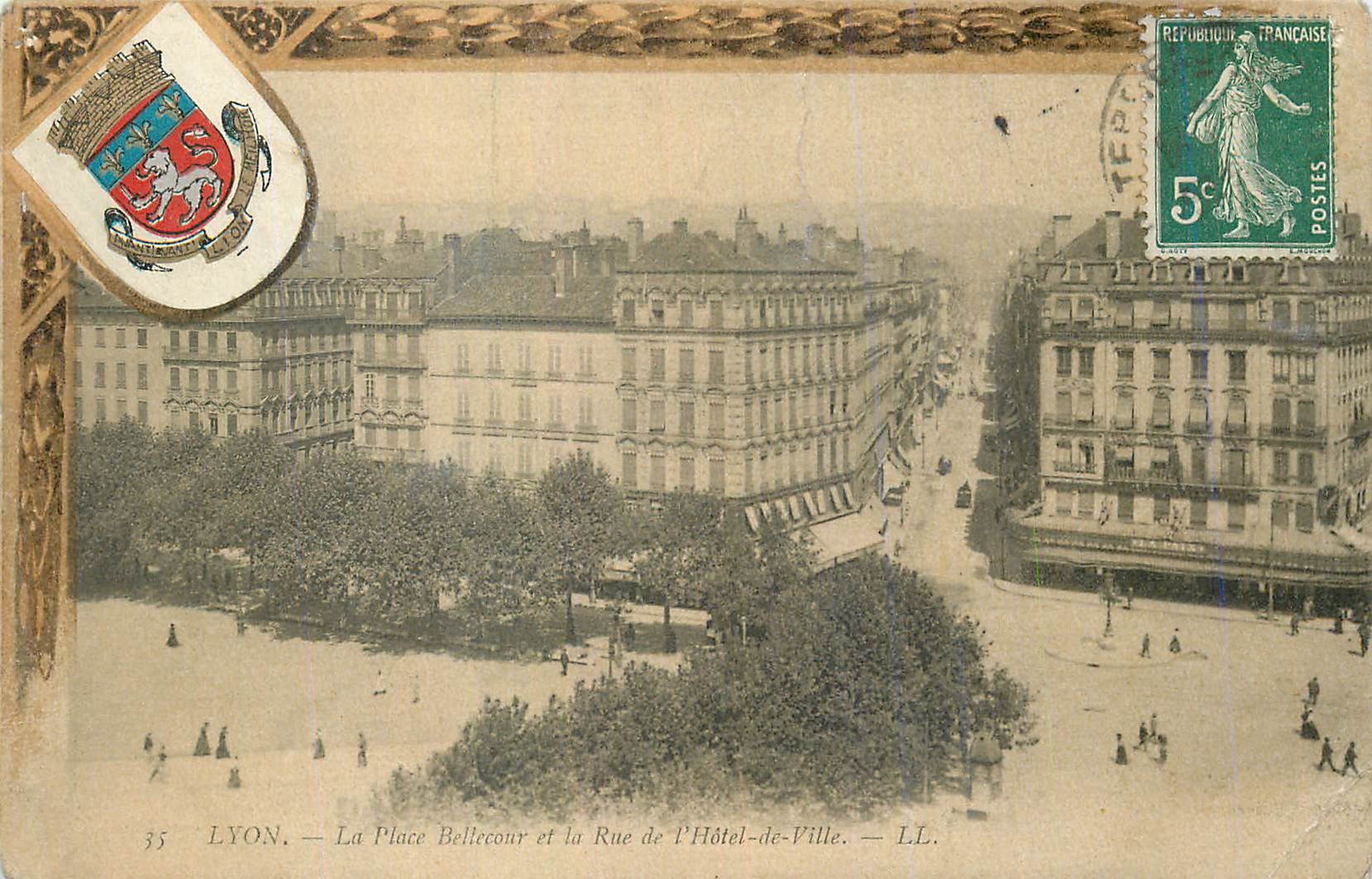 CPA Lyon La Place de Bellecour et la Rue de l'Hotel de Ville