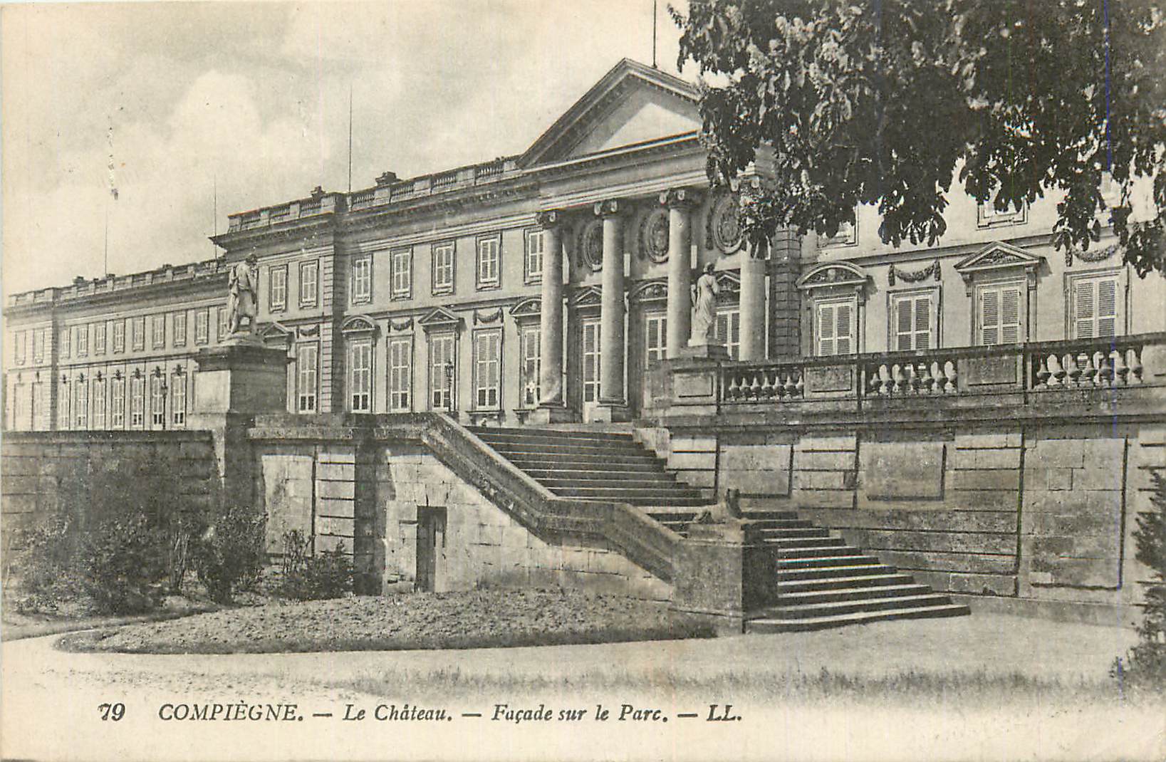 CPA Compiegne Le Chateau Facade sur le Parc