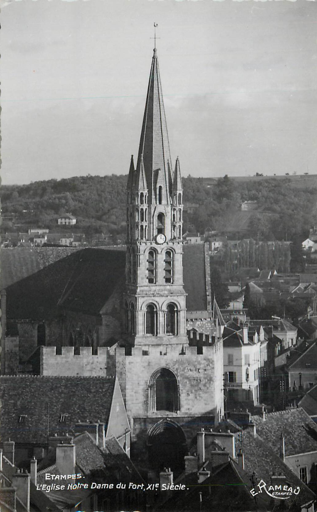 CPM Etampes L'Eglise Notre Dame du Fort XIe Siecle