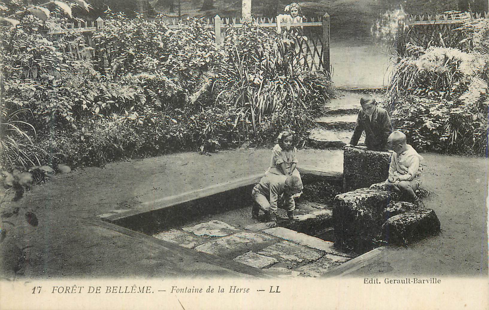 CPA Foret de Belleme Fontaine de la Herse Enfants