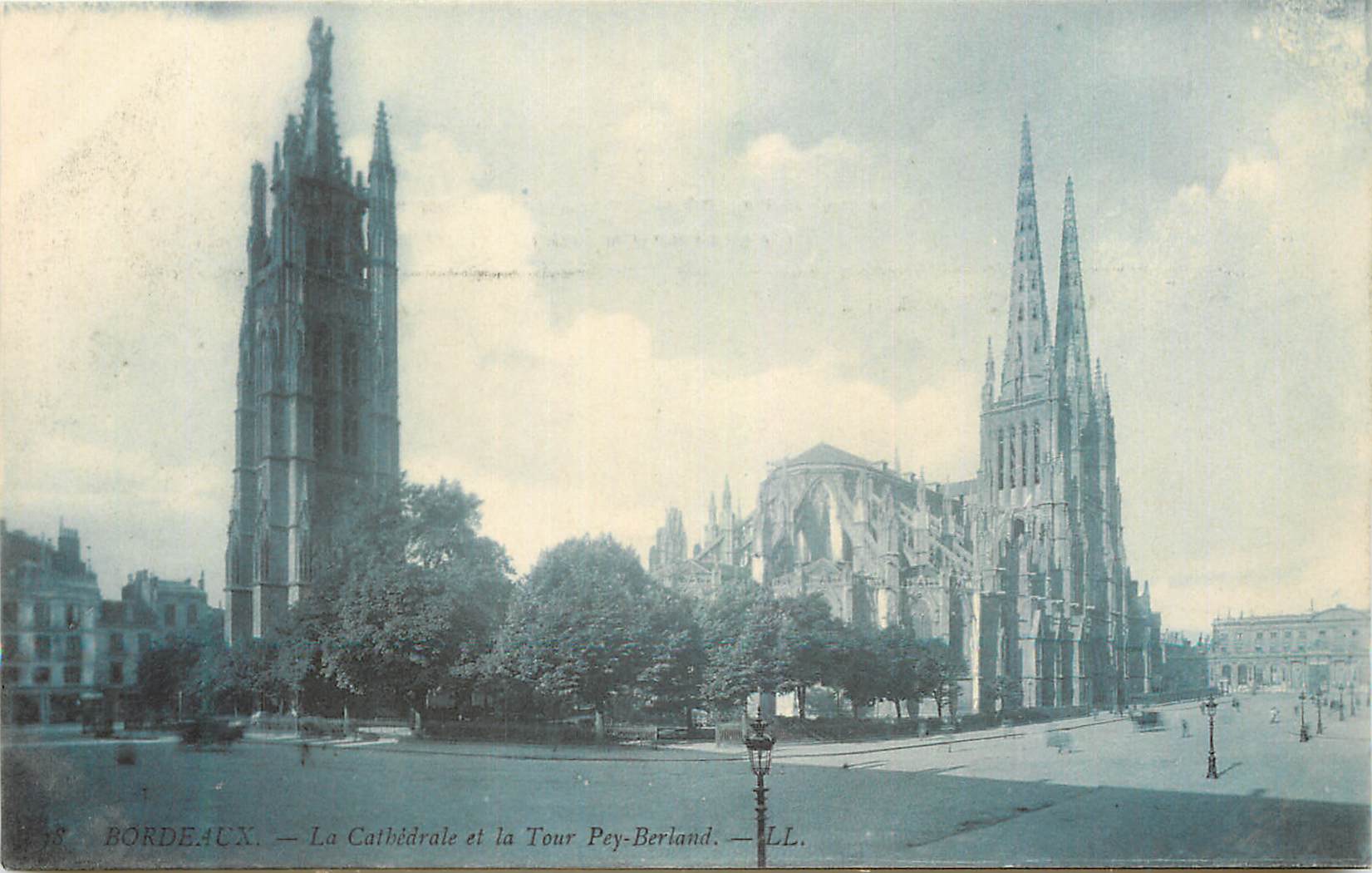 CPA Bordeaux La Cathedrale et la Tour Pey Berland