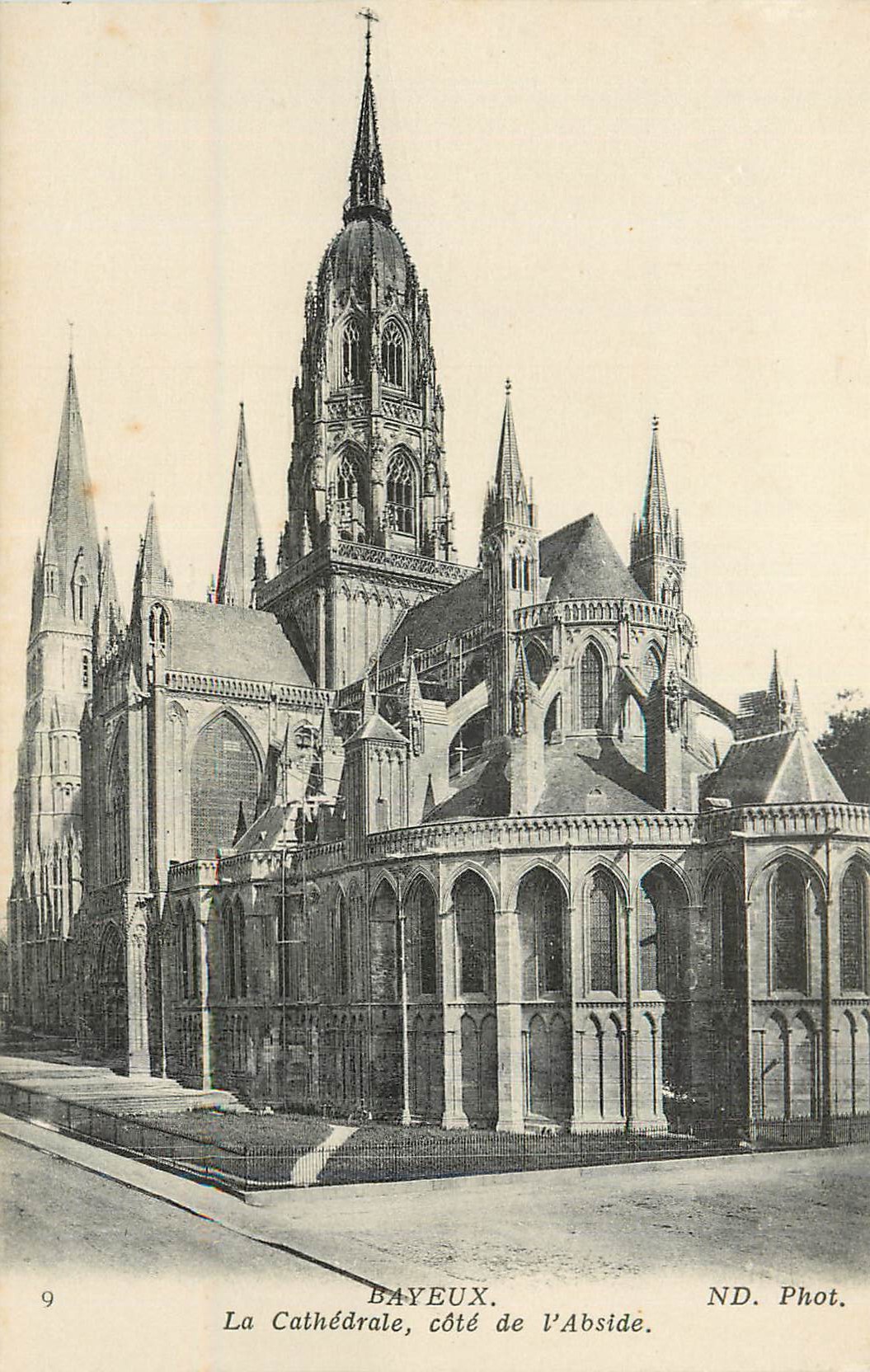 Bayeux — La Cathédrale, côté de l'Abside — ND. Phot.
