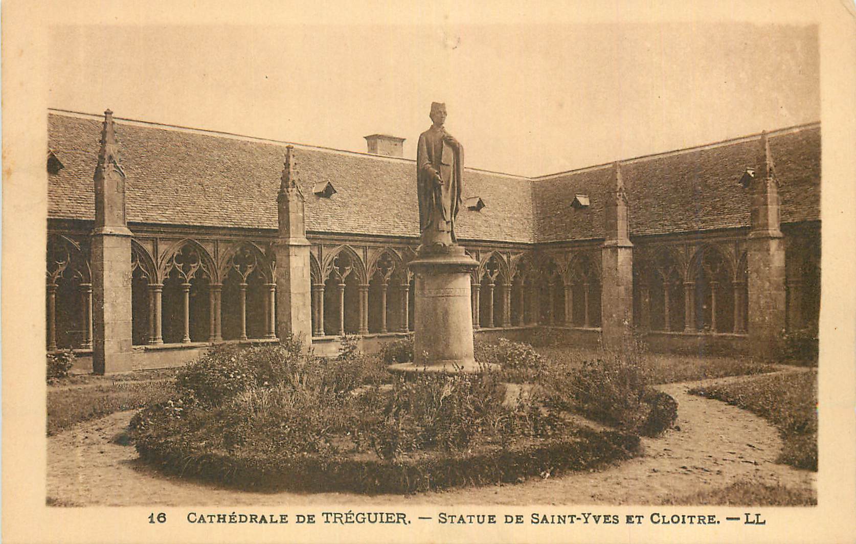 CPA Cathedrale de Treguier Statue de Saint Yves et Cloitre