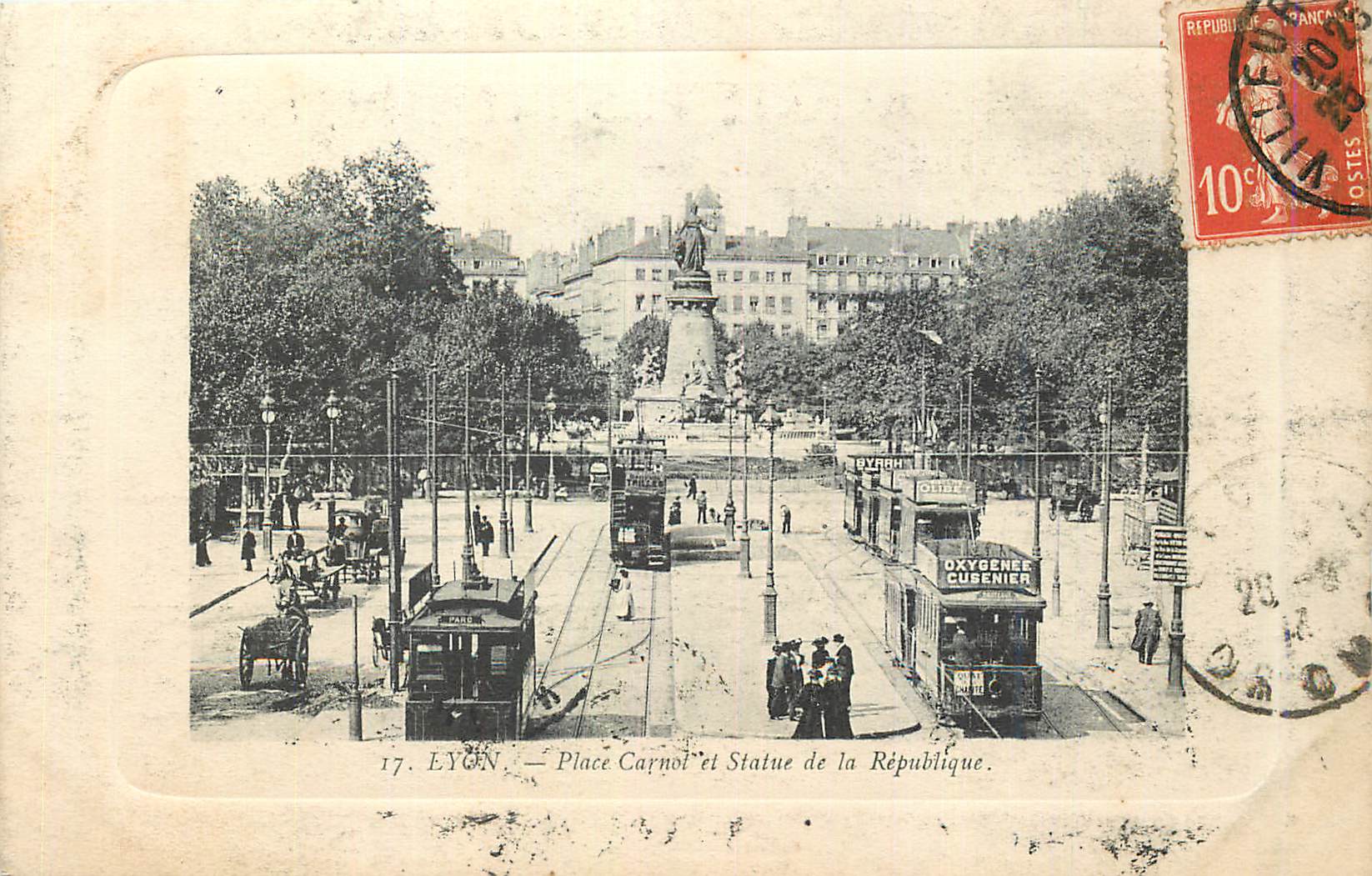 CPA Lyon Place Carnot et Statue de la Republique Tramway Oxygene Cusenier