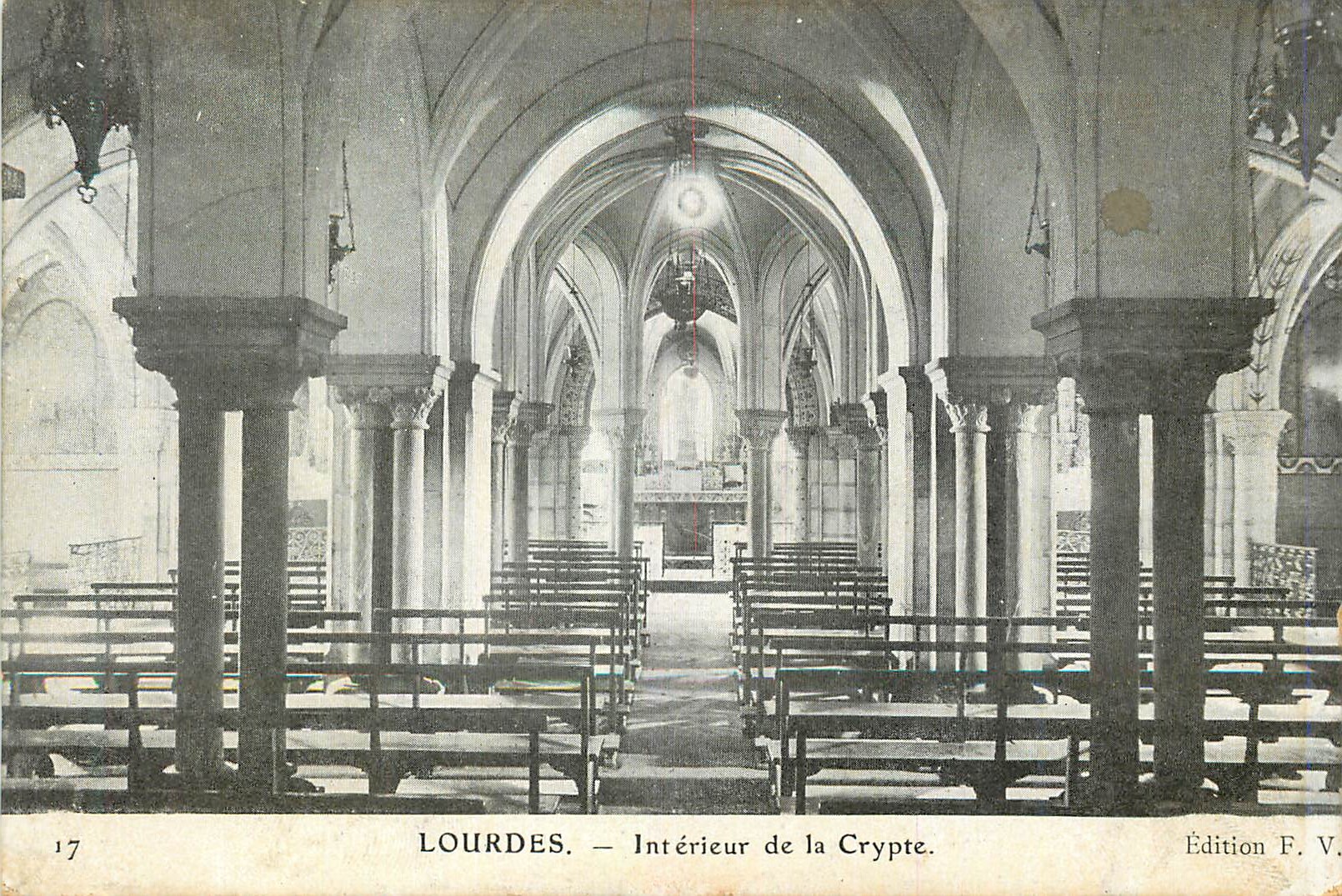 CPA Lourdes Interieur de la Crypte