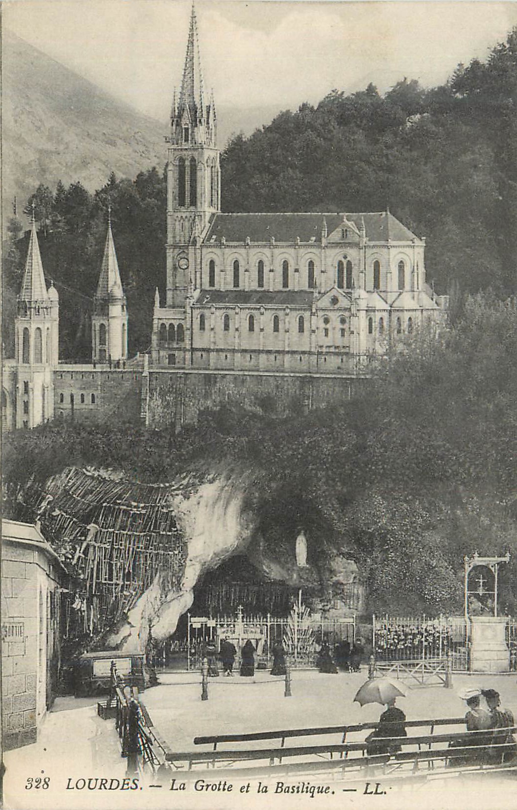 CPA Lourdes La Grotte et la Basilique