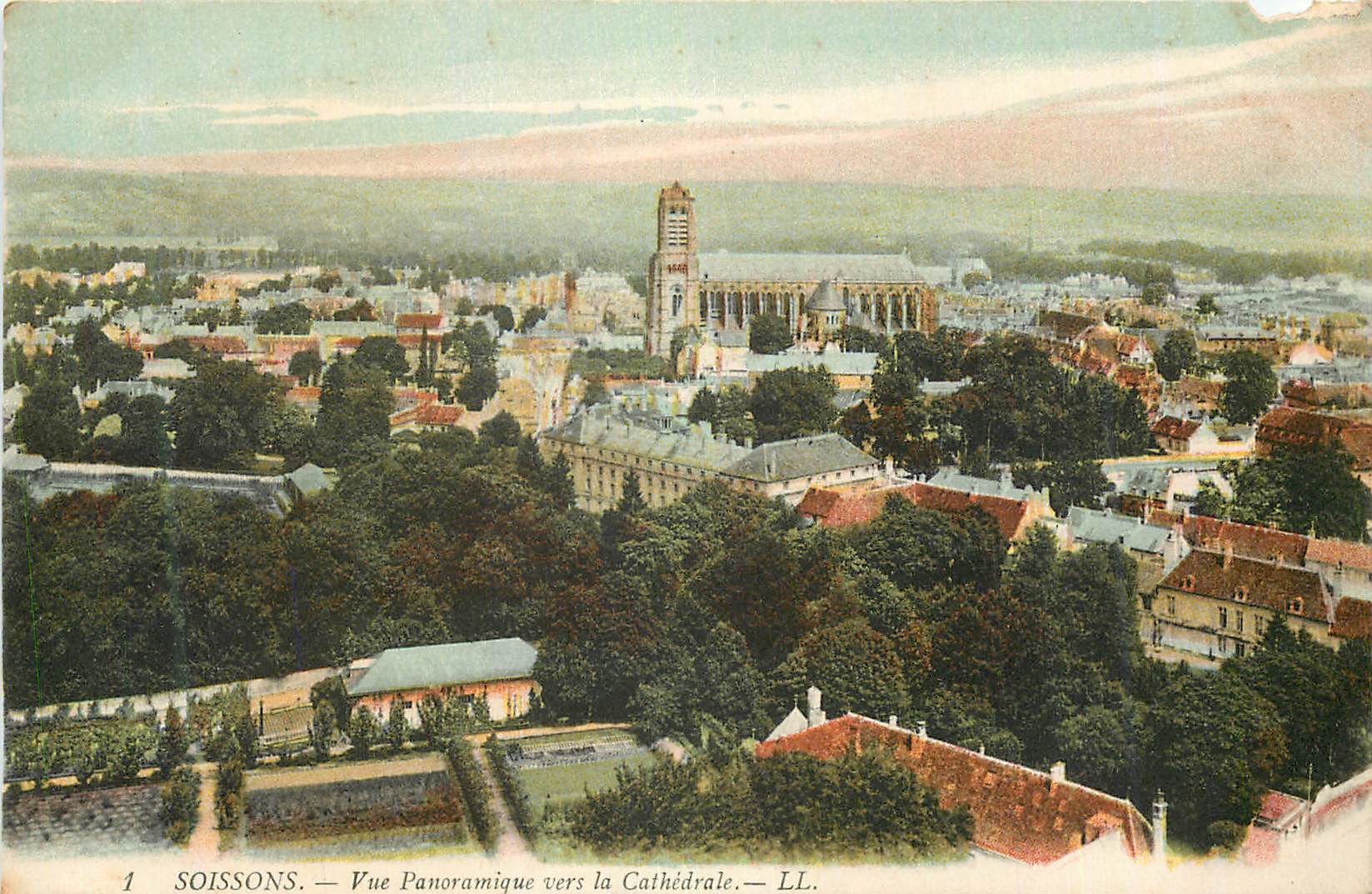 Soissons — Vue panoramique vers la cathédrale — LL.