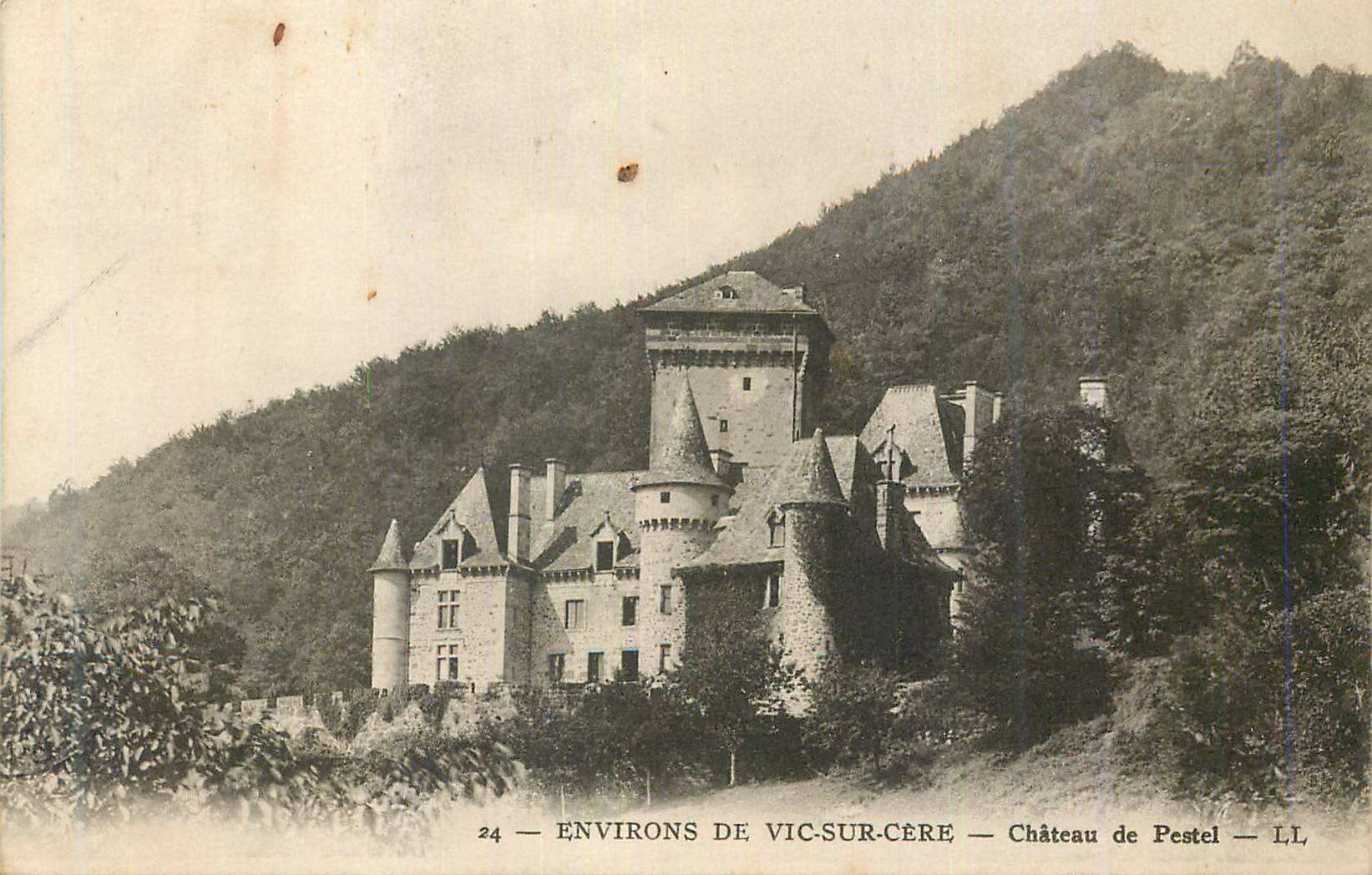 CPA Environs de Vic Sur Cere Chateau de Pestel
