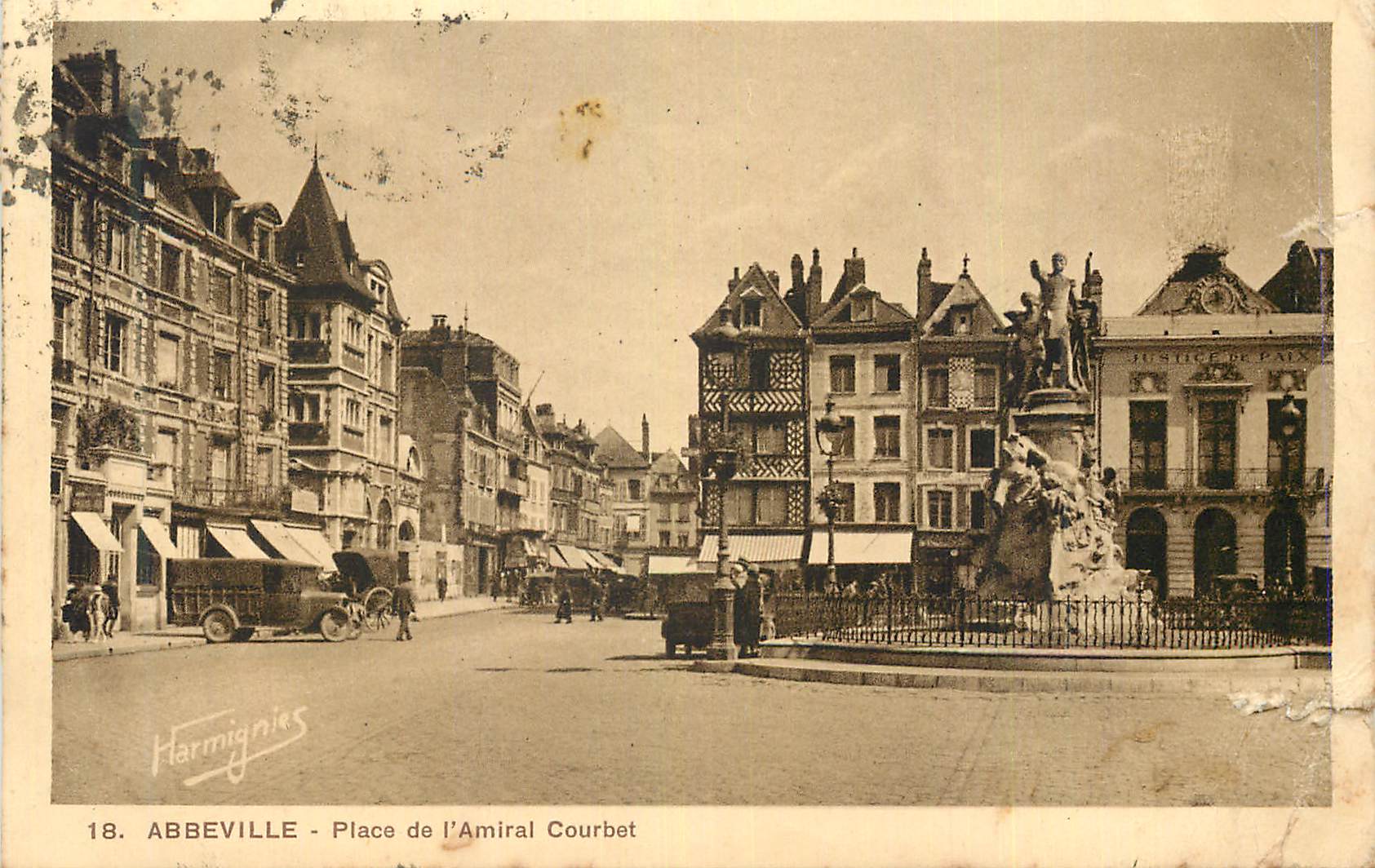 CPA Abbeville Place de l'Amiral Courbet