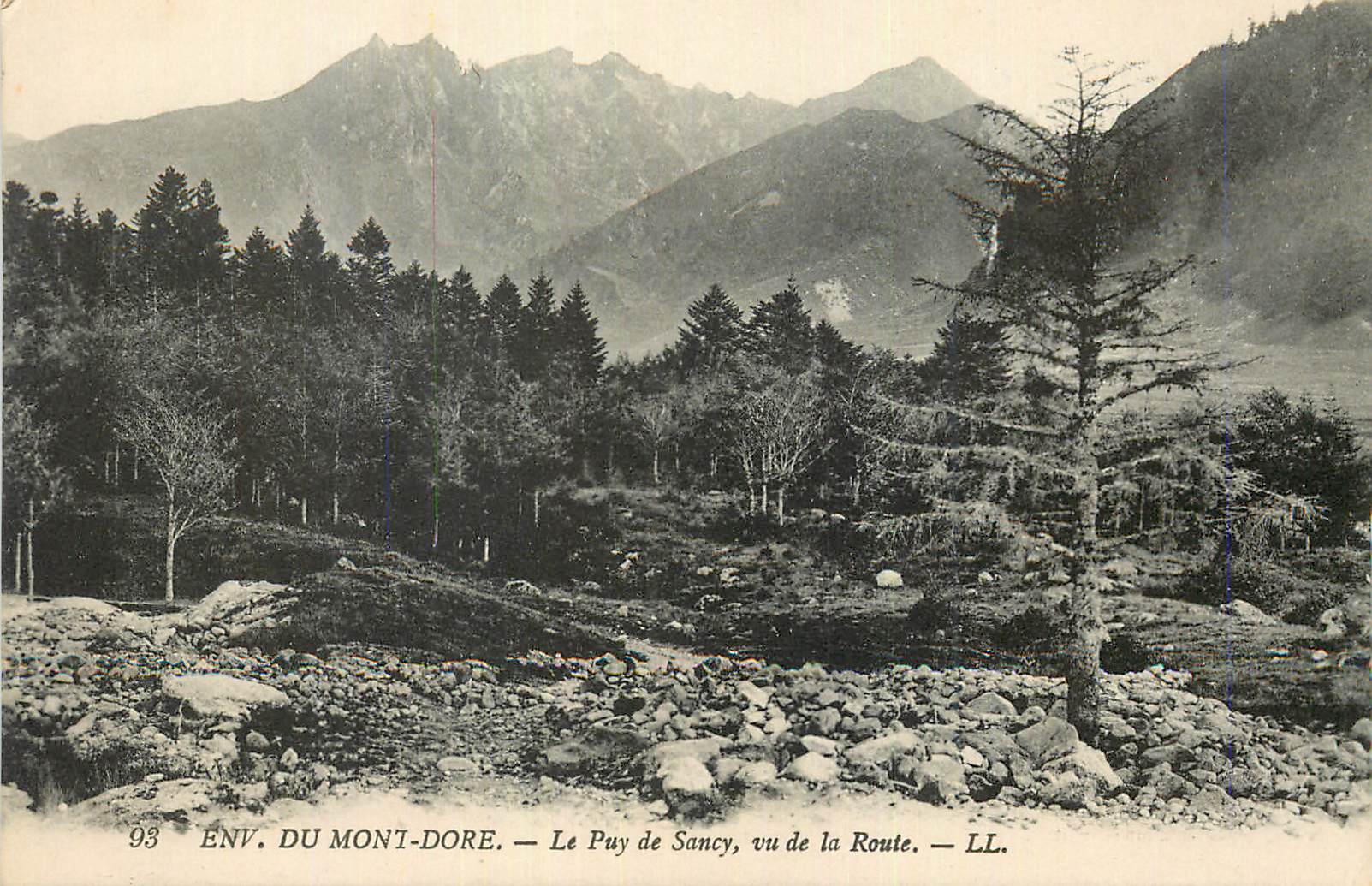 CPA Env du Mont Dore le Puy de Sancy Vu de la Route