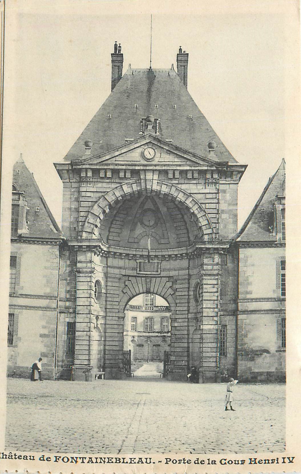 Château de FONTAINEBLEAU — Porte de la Cour Henri IV