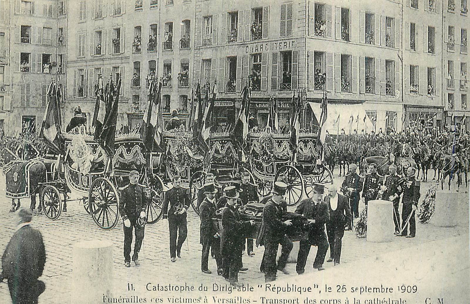 Catastrophe du Dirigeable "République" — Transport des corps à Versailles, le 25 septembre 1909 — C. M.