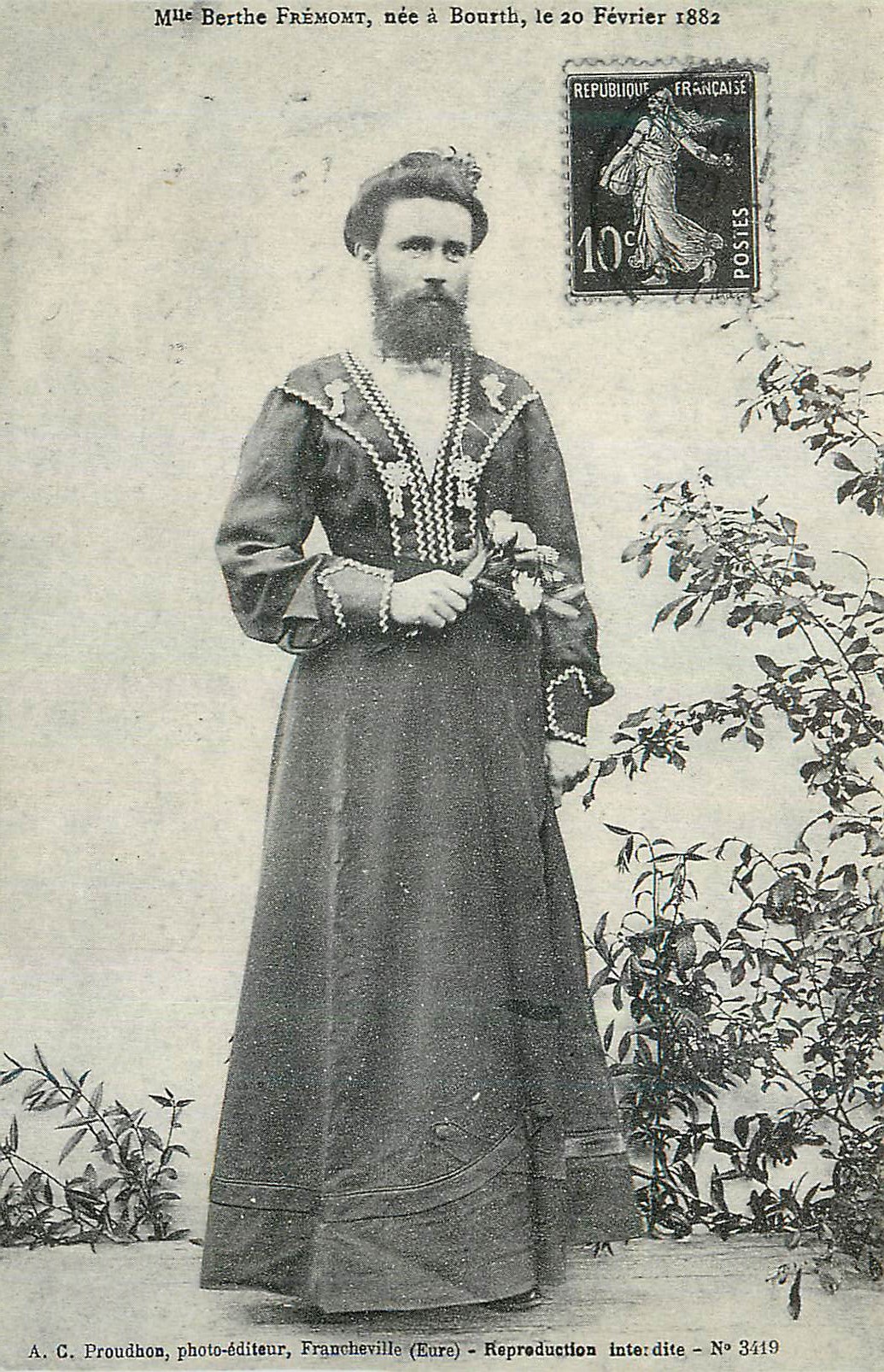 Mme Berthe Frémont, née à Bourth, le 20 Février 1882 — A. C. Proudhon, photo-éditeur, Francheville (Eure) — Reproduction interdite — N° 3419