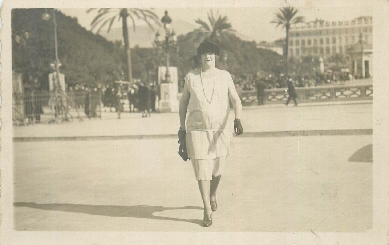 Frau in Epoche-Kleidung — Place de la Concorde, Cannes — Antike Ansichtskarte