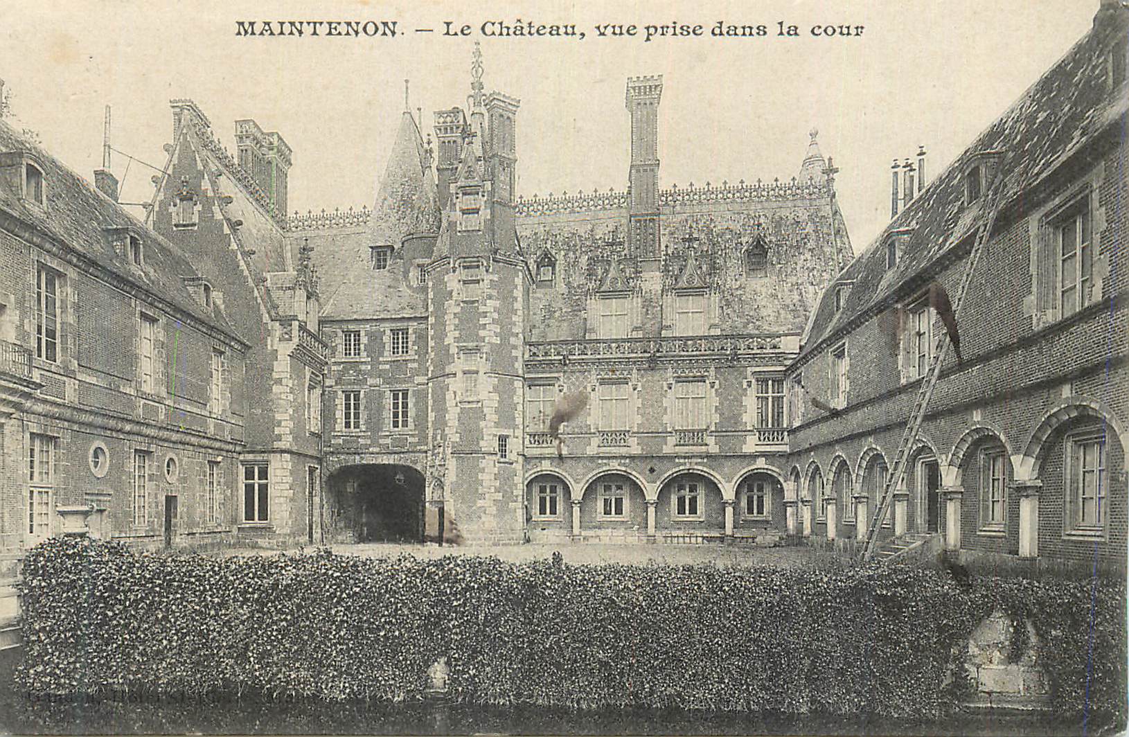 CPA Maintenon Le Chateau Vue prise dans la Cour