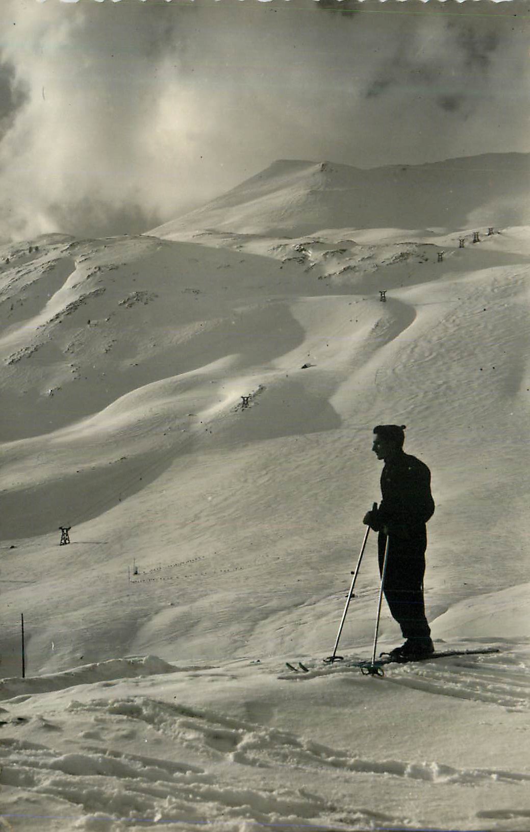 Einsamer Skifahrer auf schneebedeckter Piste — Panoramablick — unbekannter Verleger