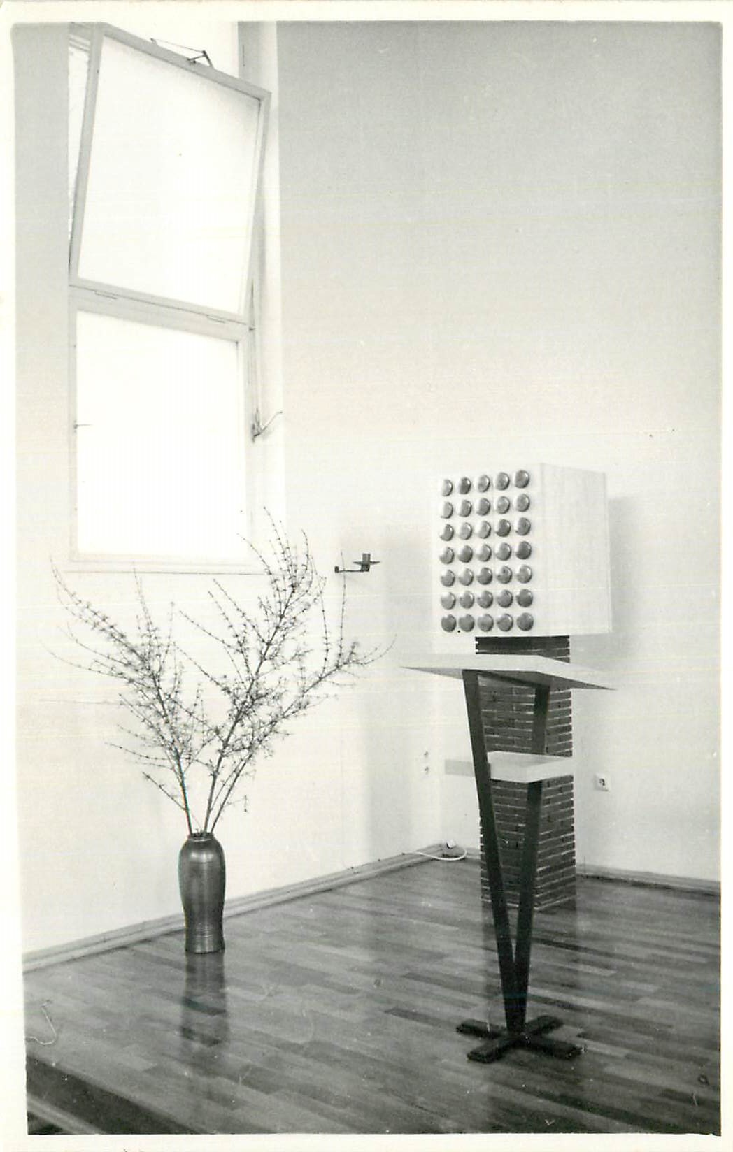 Installation d'art contemporain — salle d'exposition — éditeur non visible - Recto