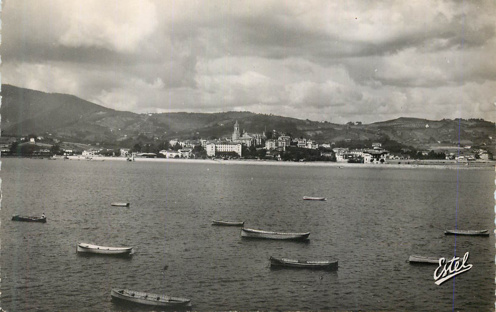 Estol — Vue du port et de la ville — Estol