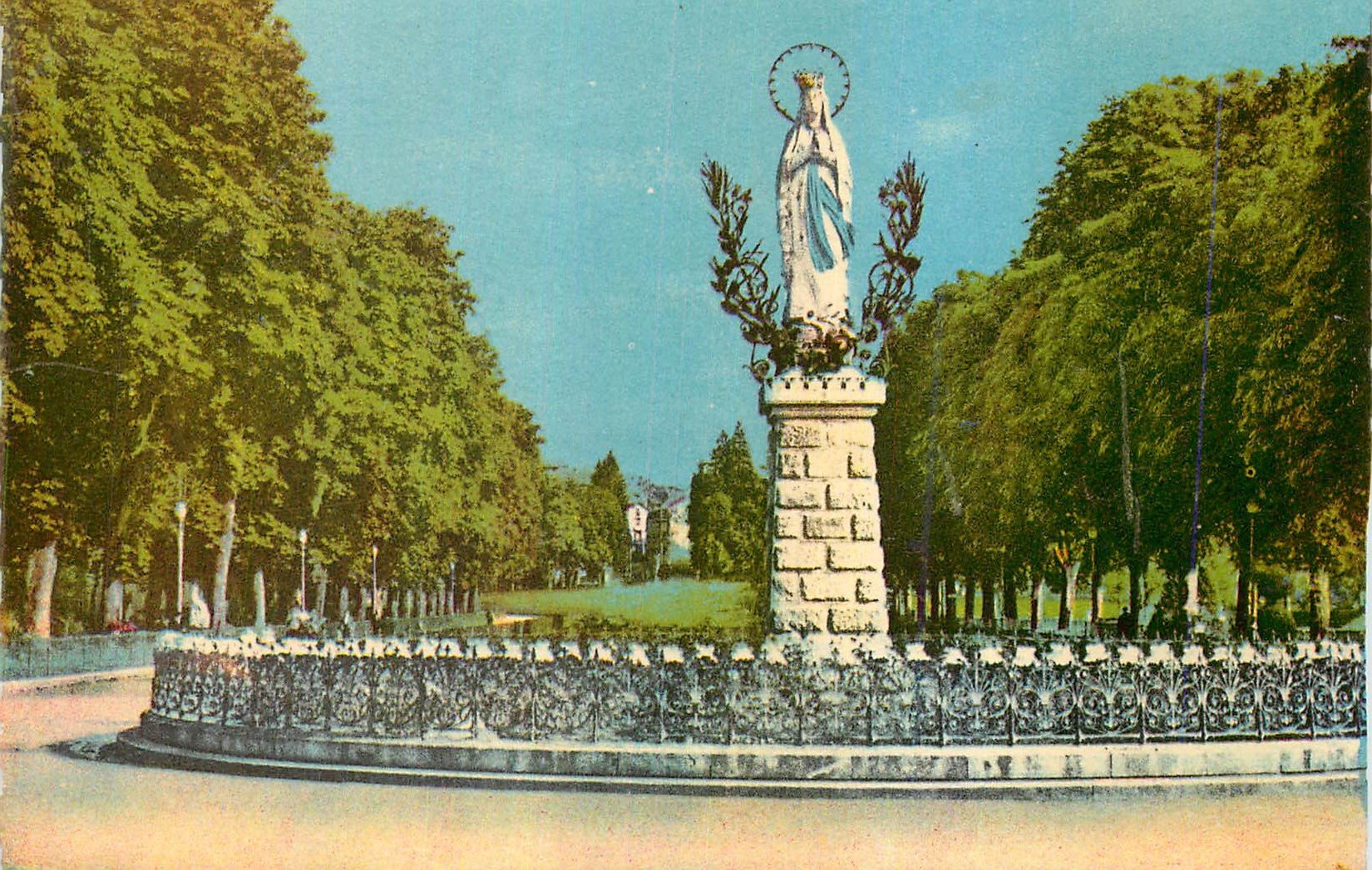 Statue de la Vierge Marie — parc arboré — éditeur non identifiable