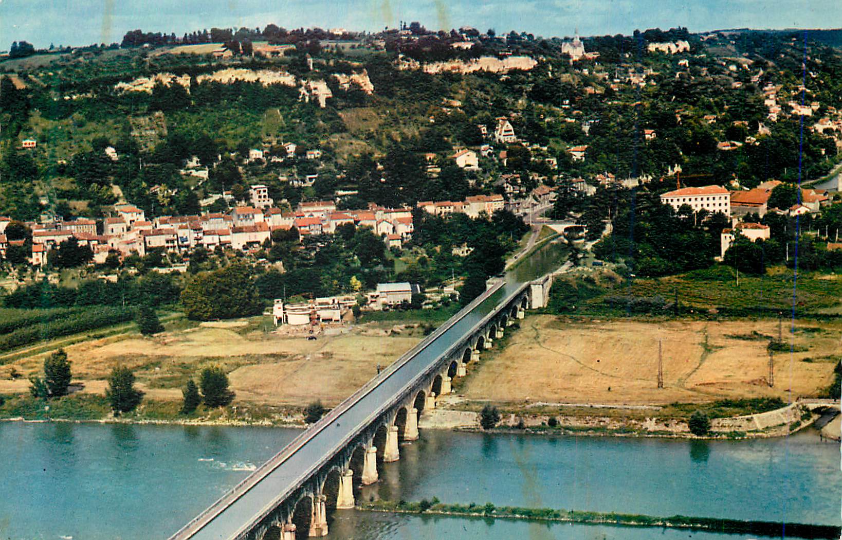 CPM Agen (Lot et Garonne) Vu du Ciel Le Pont Canal sur la Garonne et le Coteau de l'Ermitage