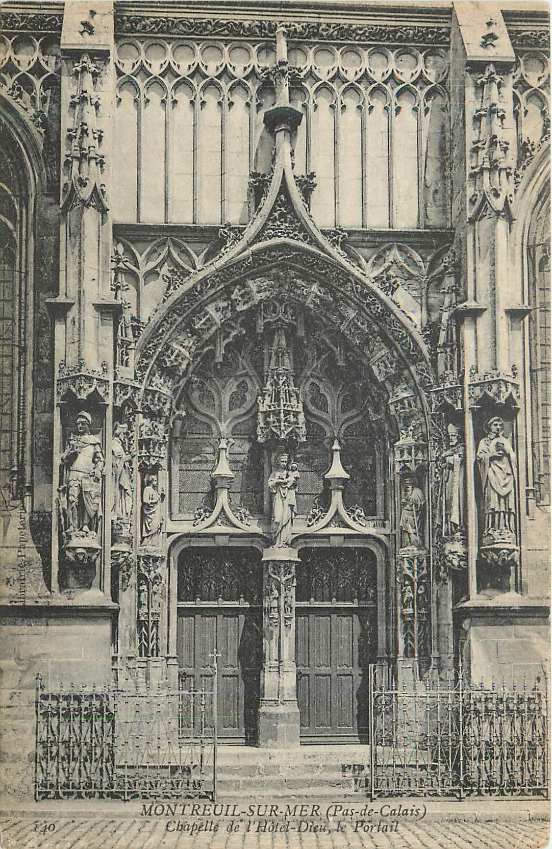 CPA Montreuil sur Mer (Pas de Calais) Chapelle de l'Hotel Dieu Le Portail